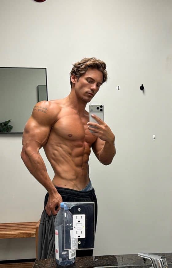 Greg O'Gallagher, the Ripped Artiste physique