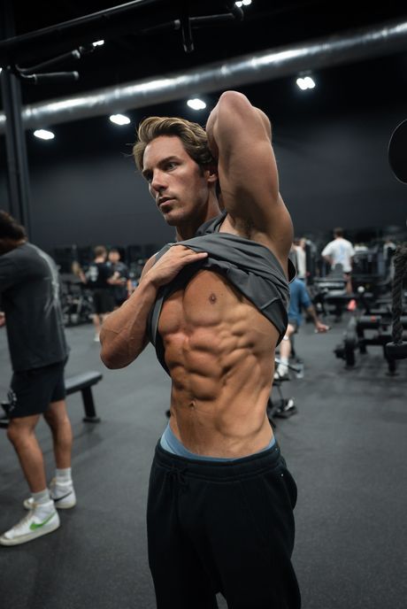 Greg O'Gallagher physique